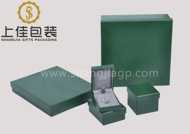 Plastic jewelry box