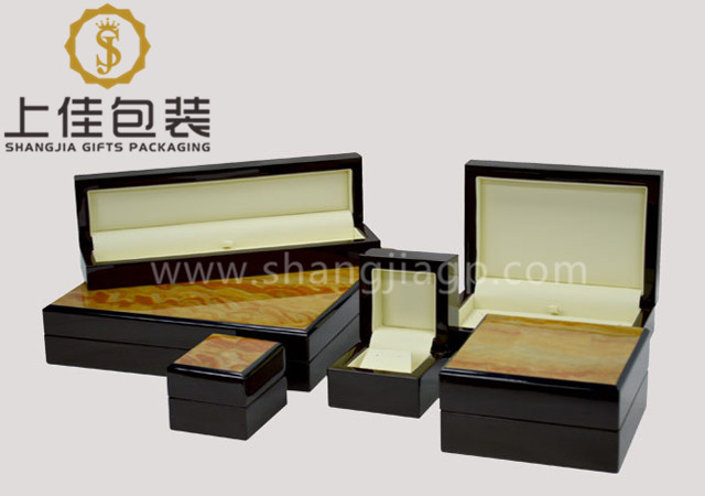 Wood jewelry box