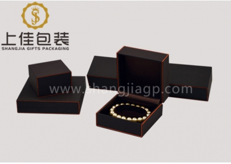 Plastic jewelry box