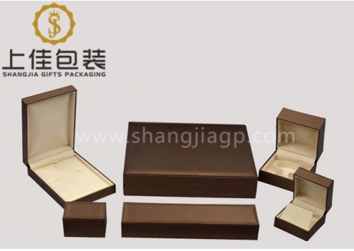 Plastic jewelry box